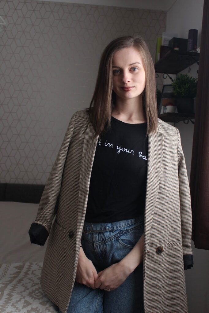 Black trust in your sauce slogan tee. Black tee five ways - Femme Luxe blog post.