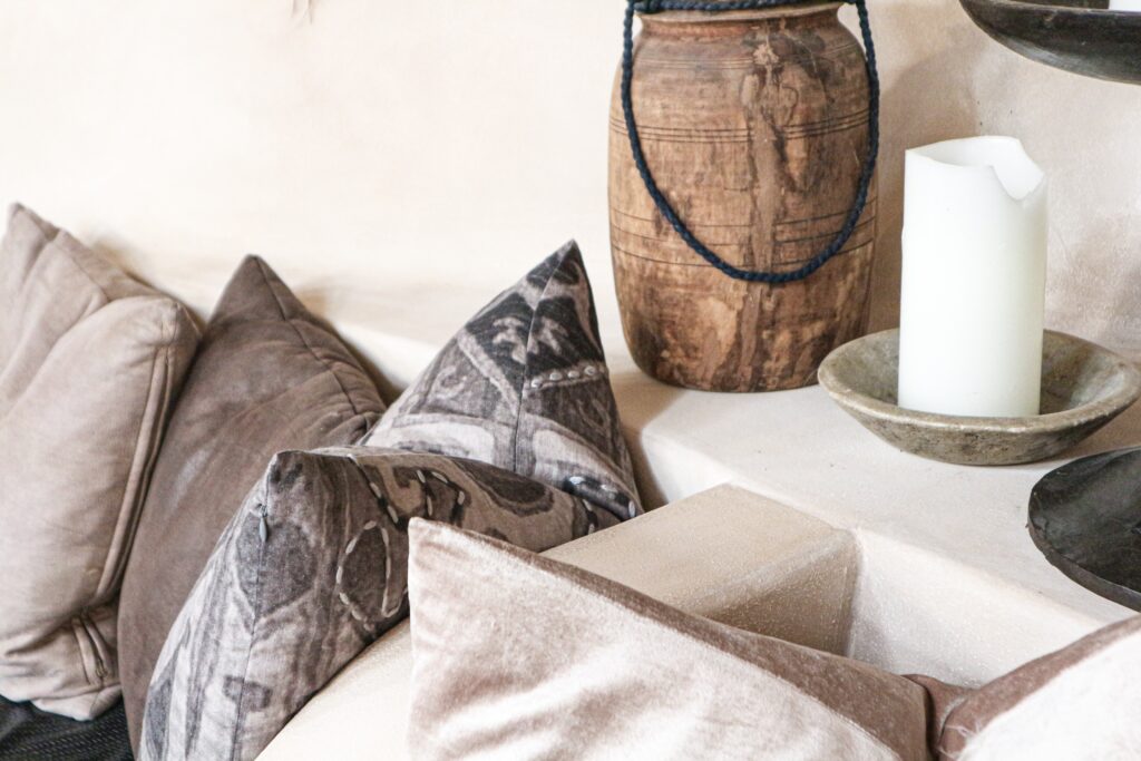 Raw natural materials can be used within interior design to create cosiness.