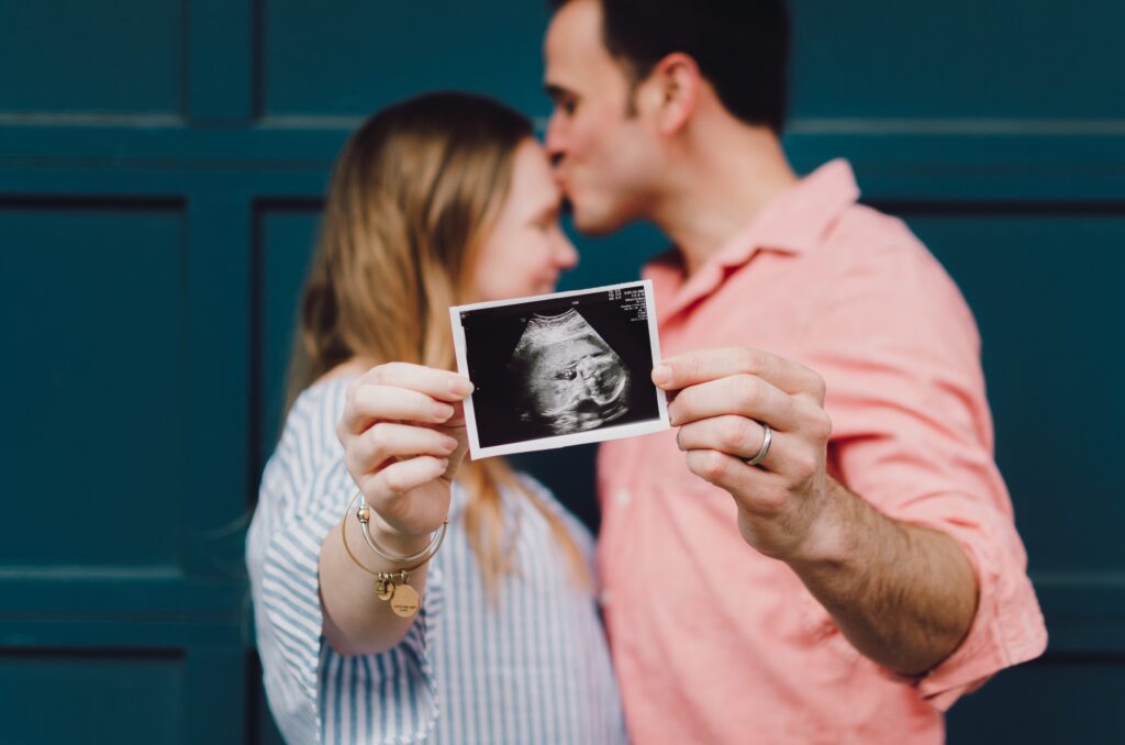 Couple holding scan photo for hot diet can boost fertility post.