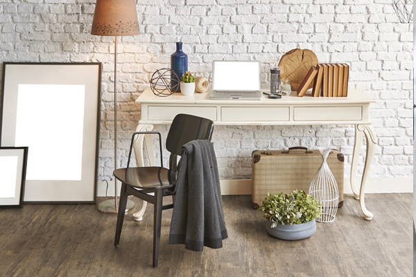 Article discussing choosing vinyl flooring over hardwood.