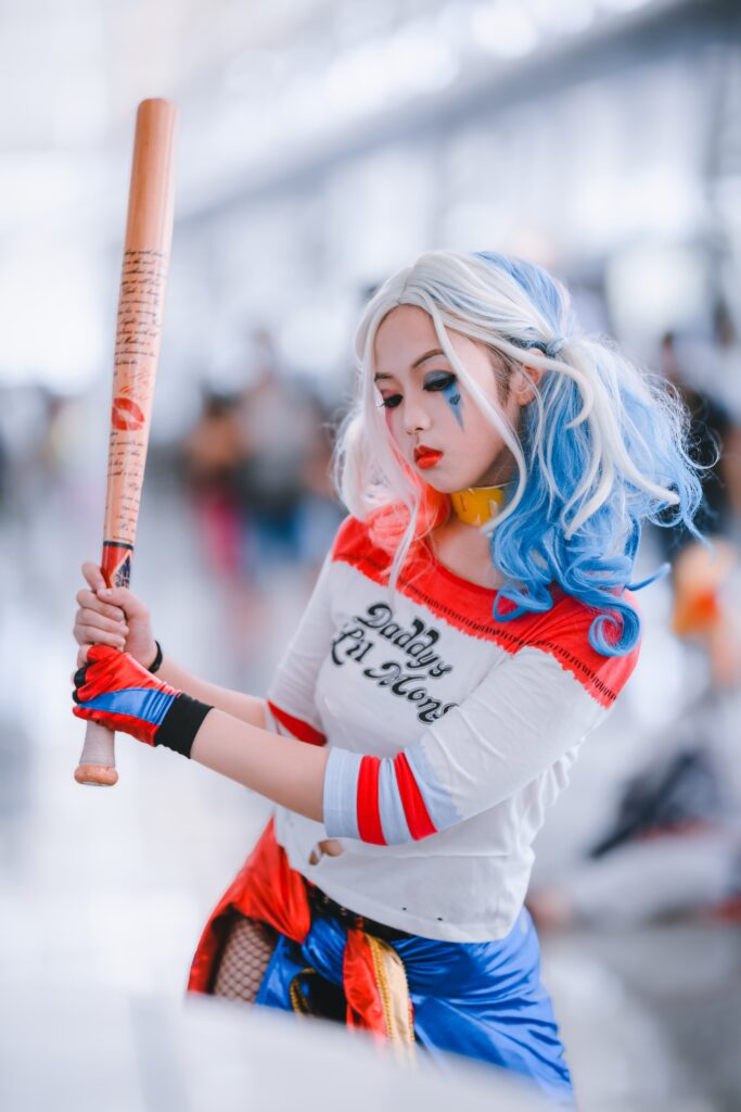 Woman dressed up as Harley Quinn.