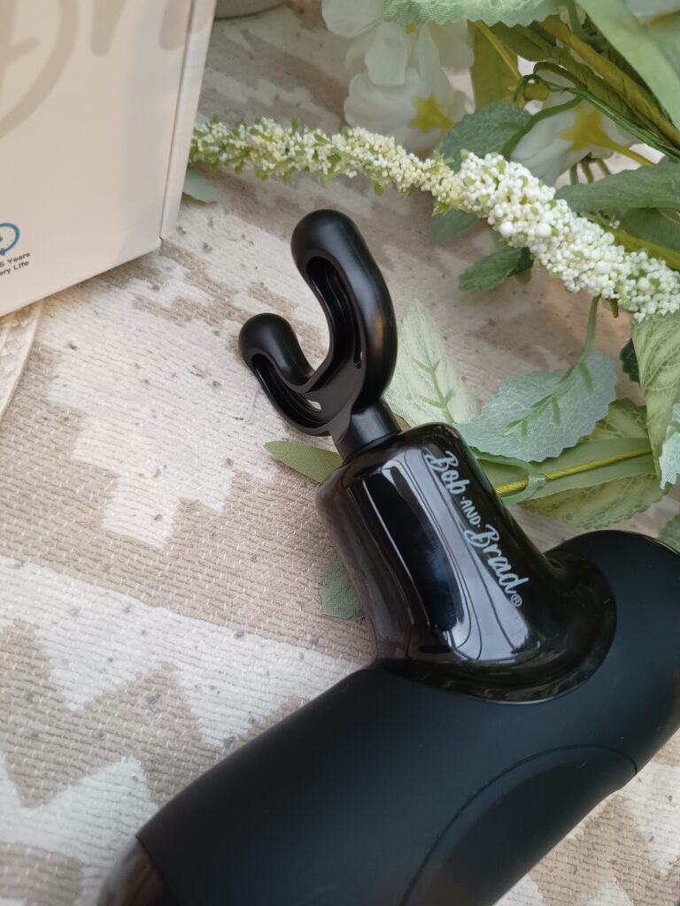 U-shaped massage gun head.