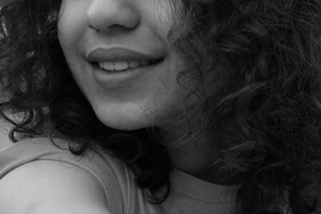 Black and white image of a lovely smile. This is to go with an article discussing ways to maintain and care for your gums.