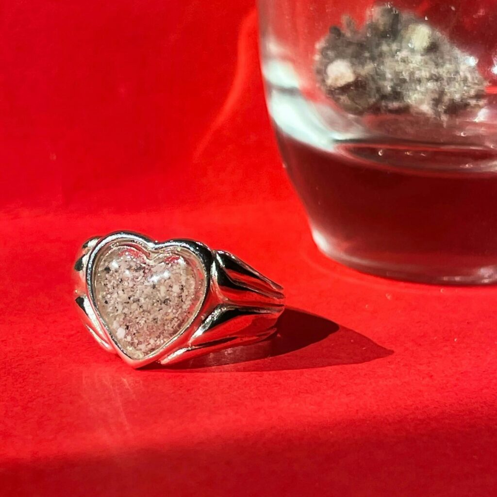 Support yourself through the waves of loss and grief with commemorative jewellery.