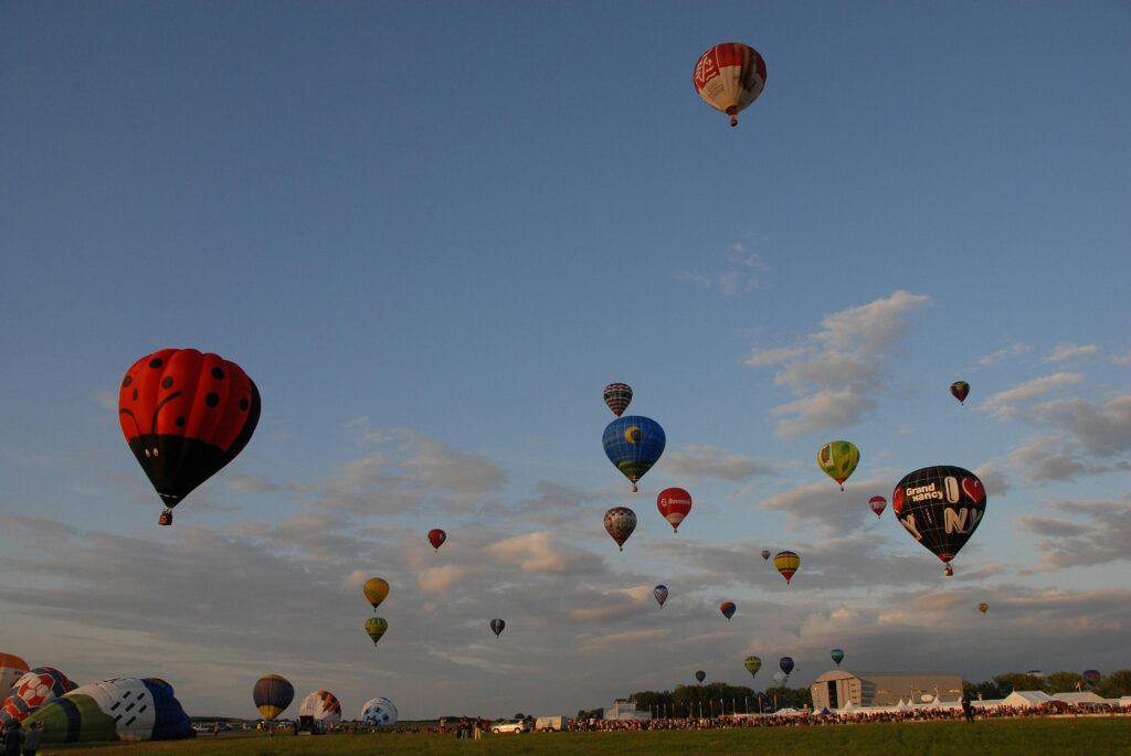 Fun date ideas include memory making during a hot air balloon ride.