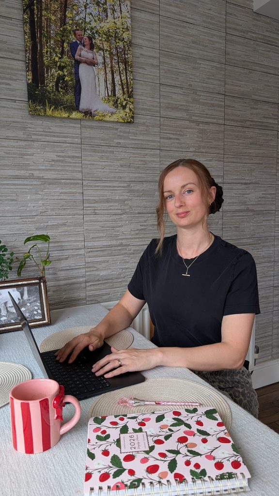 Claire Mac, full time lifestyle blogger.
